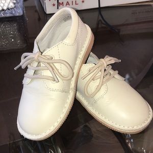 L’amour toddler boy cream/ivory shoes. Size 9.